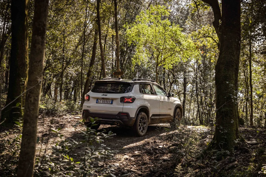 На ринок України вийшов гібридний Jeep Avenger 4xe з повним приводом і наметом