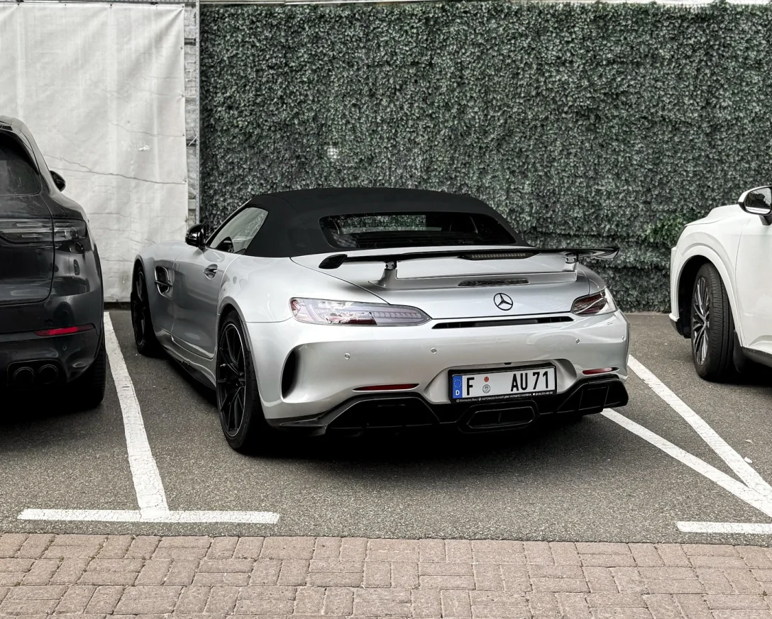 Рідкісний Mercedes-AMG GT-R Roadster помічений у Києві