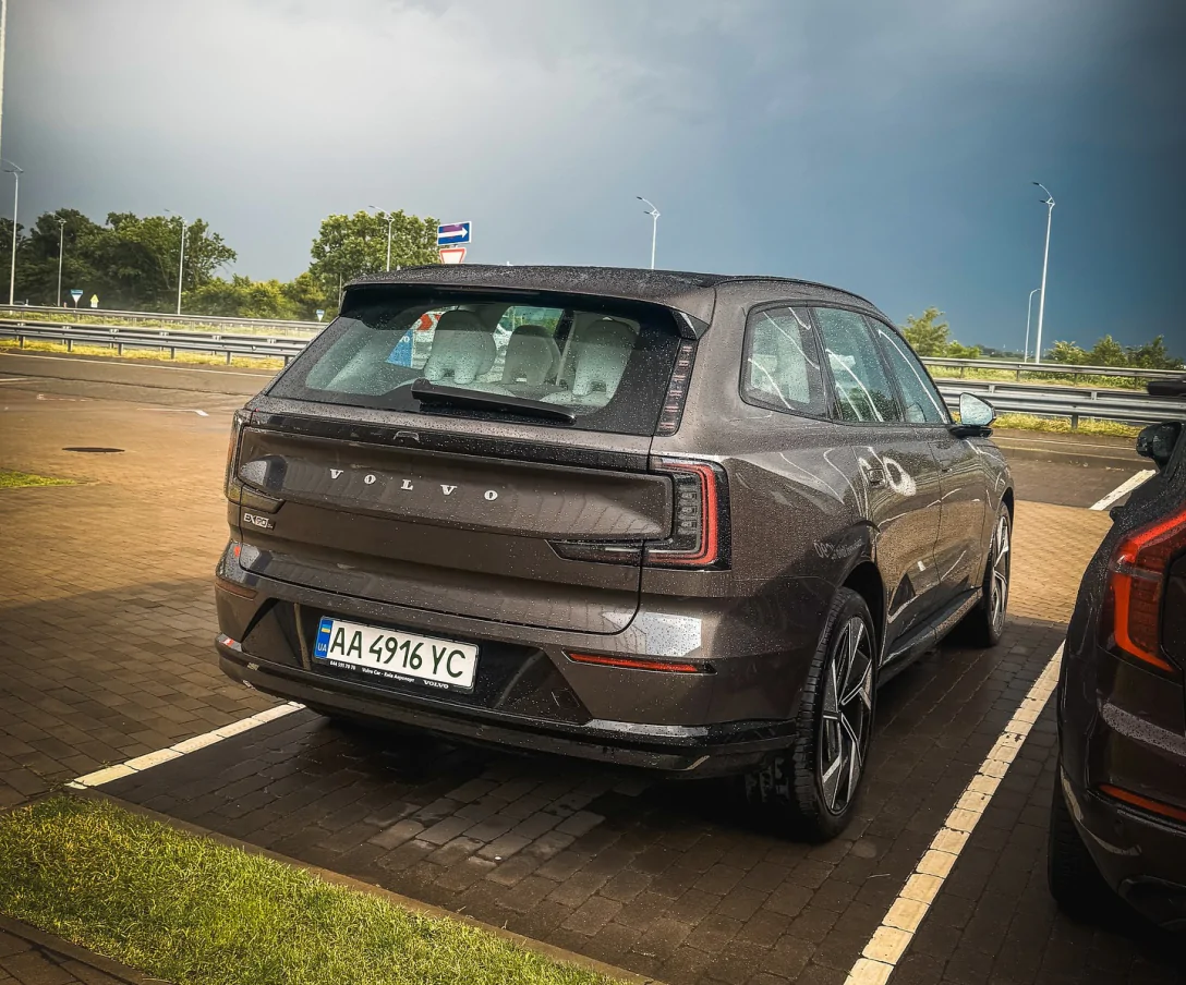 Volvo EX90 із запасом ходу 616 км з'явився в Україні