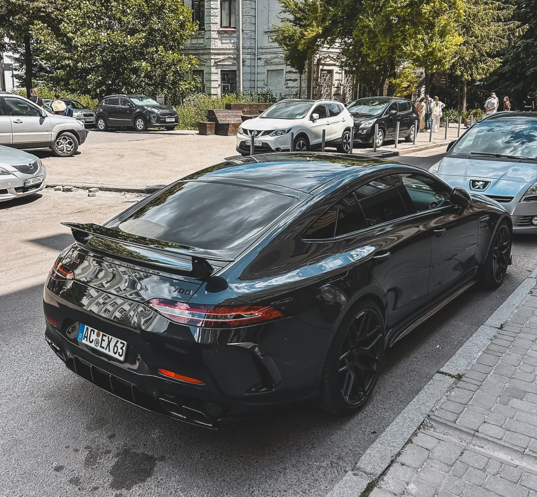 У Рівному з'явився рідкісний 700-сильний Mercedes Brabus Rocket