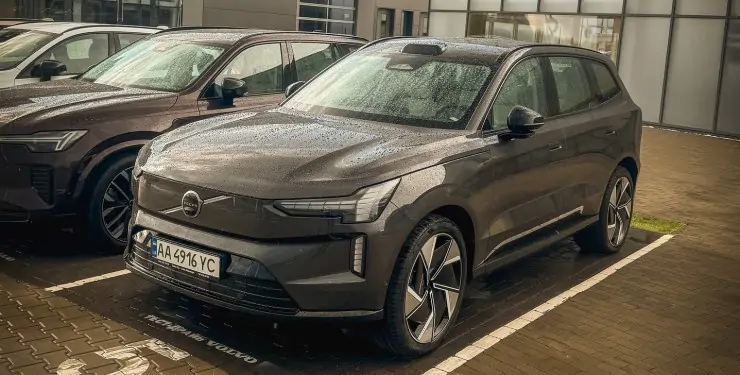 Volvo EX90 із запасом ходу 616 км з'явився в Україні