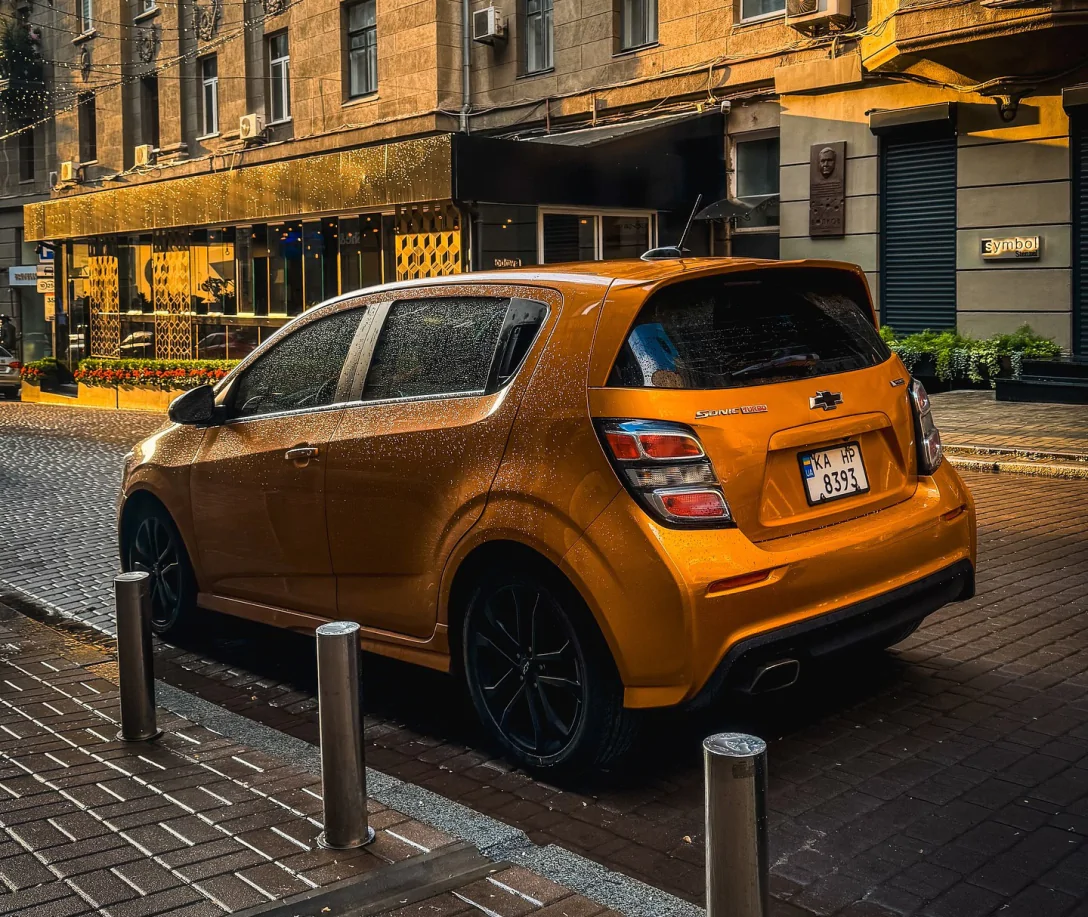 У Києві помітили рідкісний Chevrolet Sonic RS, який являє собою американську версію Aveo