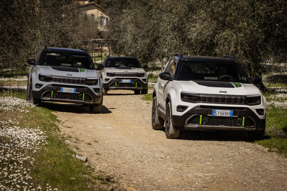 На ринок України вийшов гібридний Jeep Avenger 4xe з повним приводом і наметом