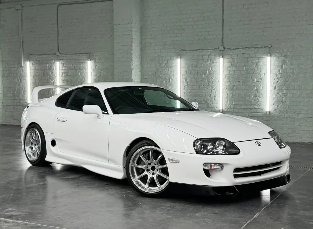 В Україну завезли рідкісну Toyota Supra A80 в ідеальному стані