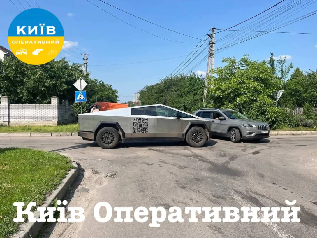 В Україні електропікап Tesla Cybertruck вперше потрапив у ДТП