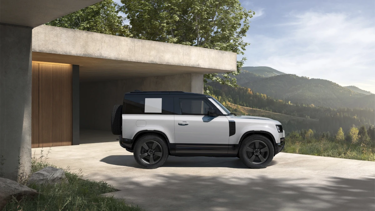 Оновлений Defender в кузові 90