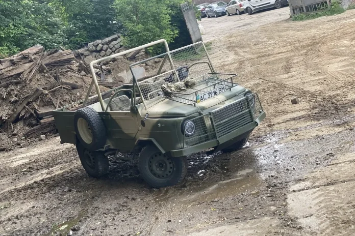 Волонтери адаптували ЛуАЗ-969М для експлуатації на лінії фронту