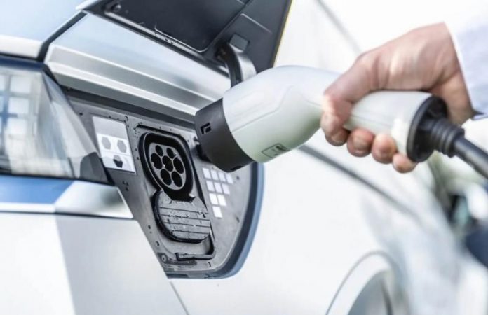 У Німеччині зарядка електрокарів уперше стала дорожчою за бензин
