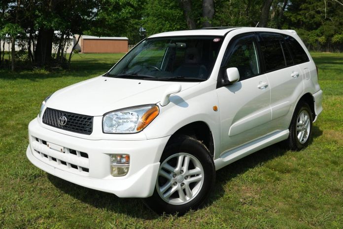 Позашляховик Toyota RAV4, що розміняв 25 років, виставлено на аукціон у новому стані