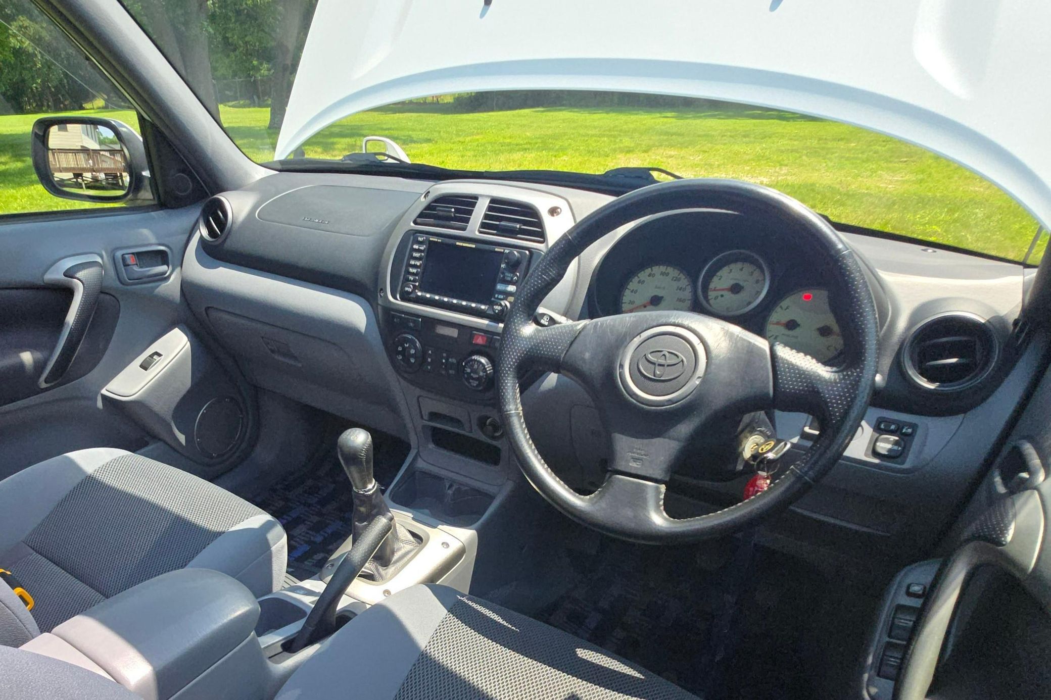 Позашляховик Toyota RAV4, що розміняв 25 років, виставлено на аукціон у новому стані 