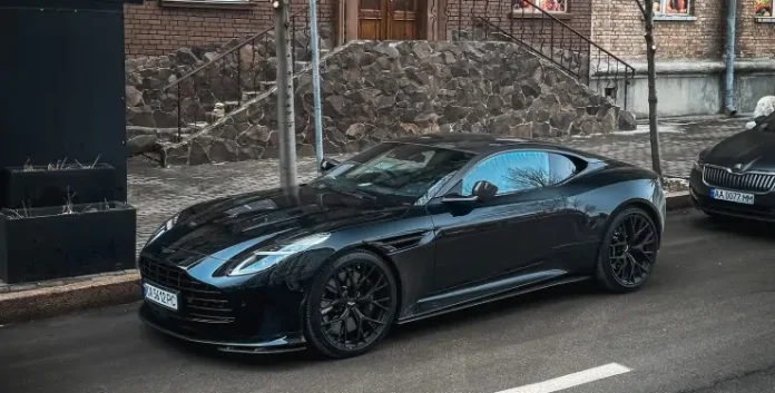 У Києві евакуатор потягнув Aston Martin DB12 за неправильне паркування