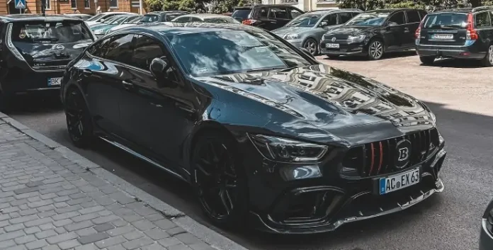 У Рівному з'явився рідкісний 700-сильний Mercedes Brabus Rocket