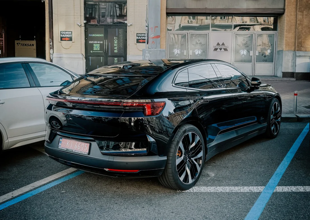 У Києві зняли Polestar 4 без заднього скла
