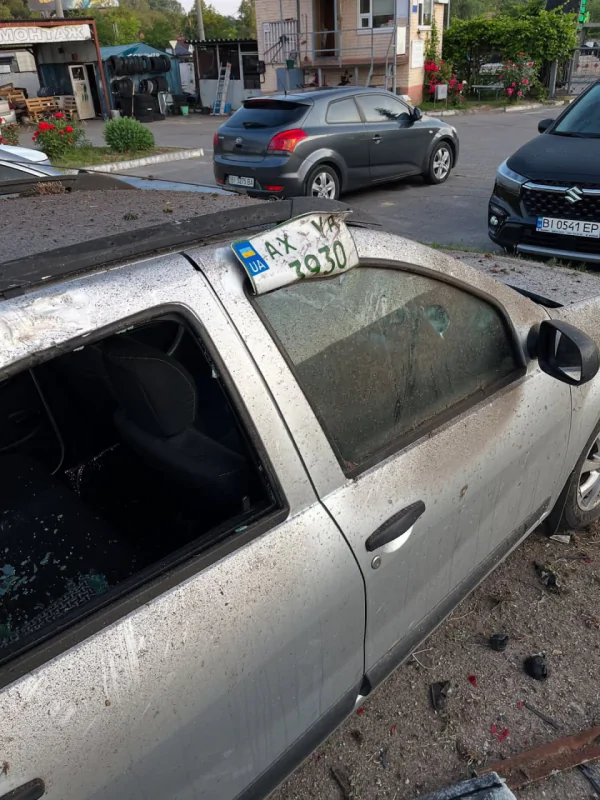 Tesla влетіла в стоянку в Полтаві: постраждали люди та пошкоджено кілька авто