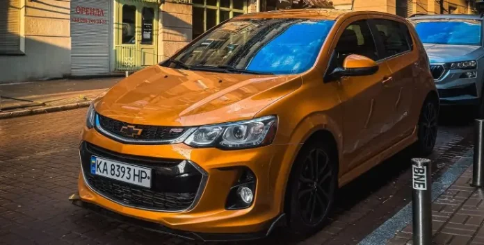 У Києві помітили рідкісний Chevrolet Sonic RS, який являє собою американську версію Aveo