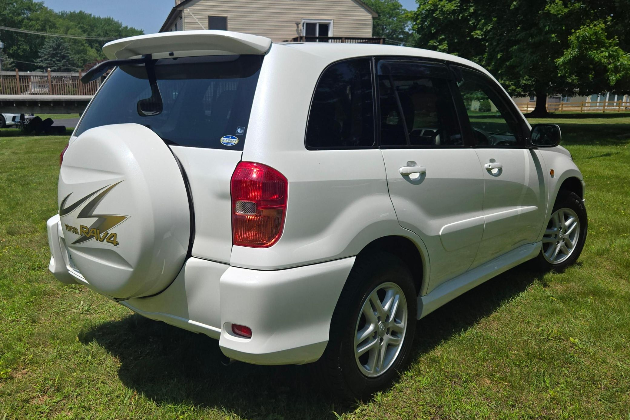Позашляховик Toyota RAV4, що розміняв 25 років, виставлено на аукціон у новому стані 