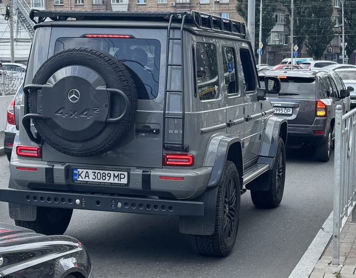 У Києві помітили рідкісний Mercedes-Benz G-Class 4×4²