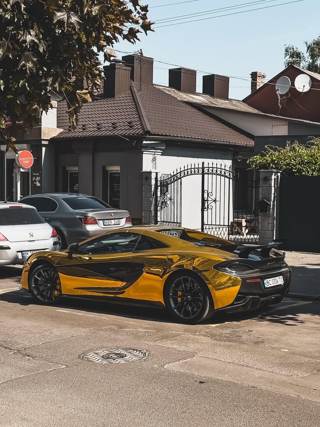 Золотий McLaren 570S спровокував фурор у Рівному