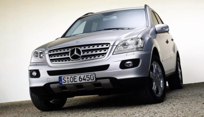 Фахівці HotCars виділили моделі Mercedes-Benz, які зберігають надійність за високих пробігів. Лідирує GL-Class першого покоління - потужний позашляховик із бензиновим V8 здатний пройти понад 400 тис. км. Основні мінуси - дорогий ремонт пневмопідвіски і невдалі дизельні версії. Друге місце посів M-Class, особливо варіант із бензиновим мотором на 3,5 літра. Модель славиться надійною конструкцією і ресурсом. Третім став старий G-Class, де надійними визнані версії G300TD, G500 і G55 AMG. Особливо цінуються ранні машини з простою трансмісією без електроніки. Також до списку увійшли седани представницького та бізнес-класу: старі S-класи кінця 1980-90-х рр., легендарна 