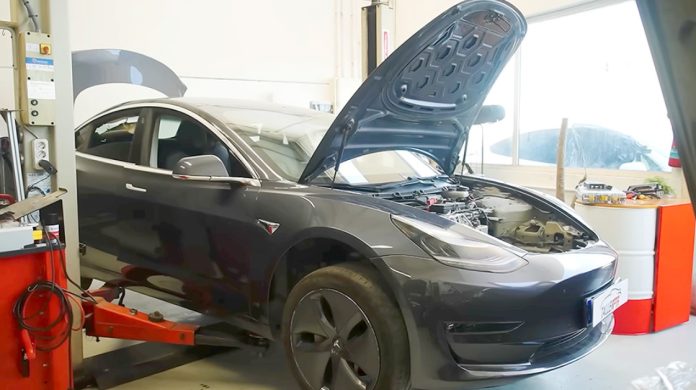 В Іспанії випустили огляд Tesla Model 3 після подолання 740 000 км