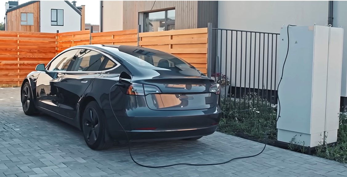 В Іспанії випустили огляд Tesla Model 3 після подолання 740 000 км 