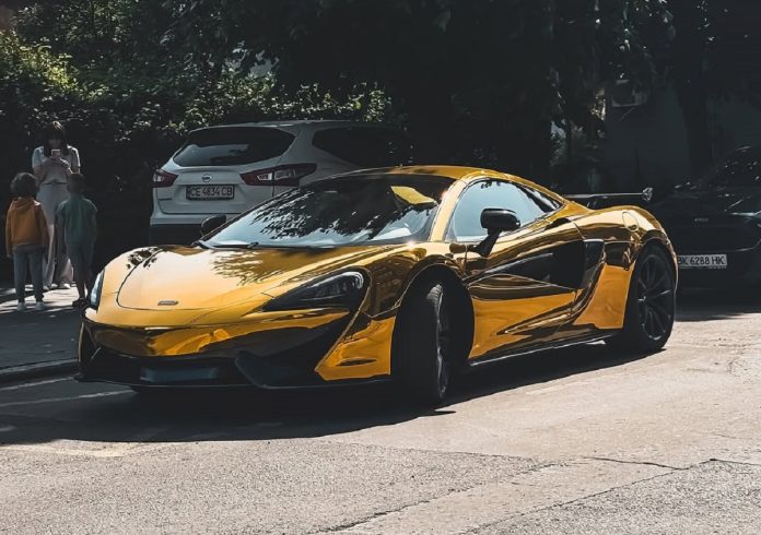 Золотий McLaren 570S спровокував фурор у Рівному