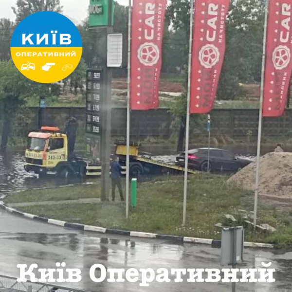 У Києві затопило Porsche Panamera: спорткар не впорався зі зливою