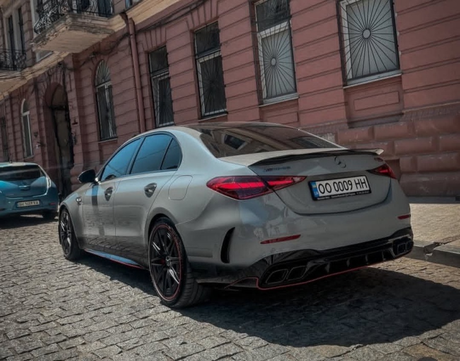 В Одесі помітили Mercedes-AMG C 63 S E PERFORMANCE за 7,4 млн грн