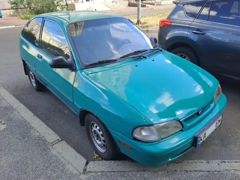 Ford Aspire 1996 року: рідкісний корейський хетчбек з американським паспортом помічено в Києві