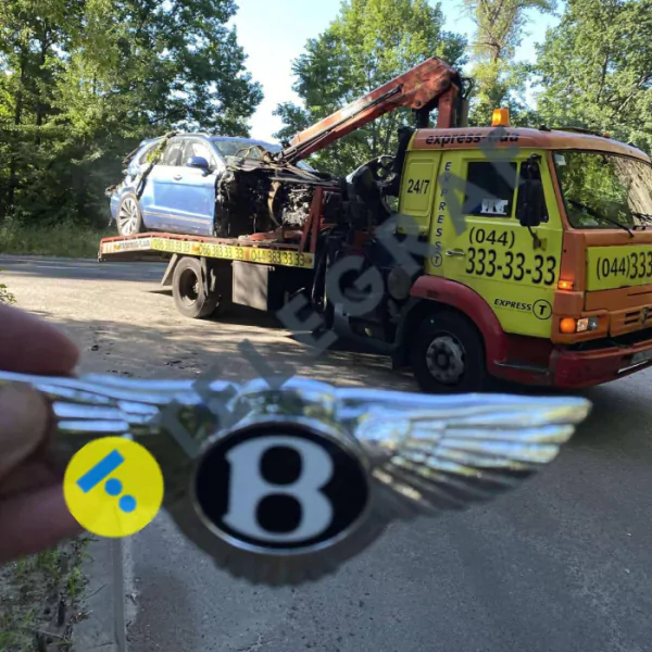 У Києві примудрилися розбити дорогий Bentley у перший же день: подробиці 