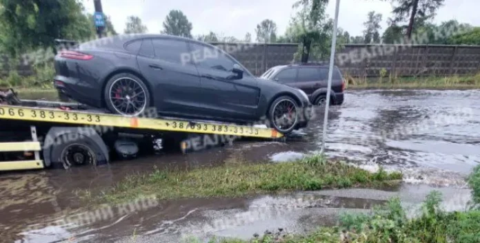 У Києві затопило Porsche Panamera: спорткар не впорався зі зливою