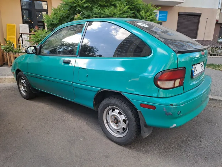 Ford Aspire 1996 року: рідкісний корейський хетчбек з американським паспортом помічено в Києві