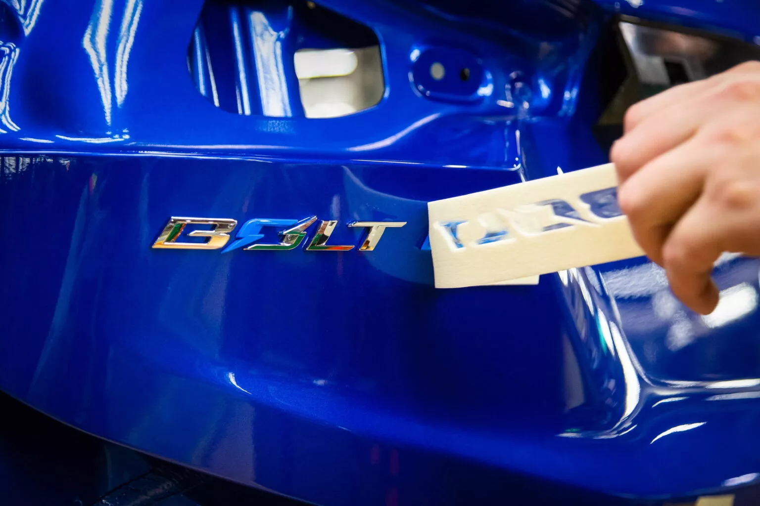 Chevrolet Bolt (2027): перші фото нового бюджетного електрокара