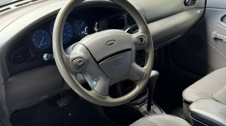 Ford Aspire 1996 року: рідкісний корейський хетчбек з американським паспортом помічено в Києві