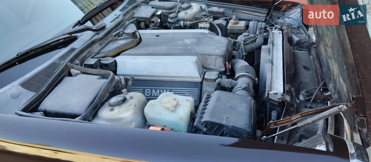 Нестандартний рестайлінг: в Україні продають мікс BMW E32 та ГАЗ-М20 "Побєда"