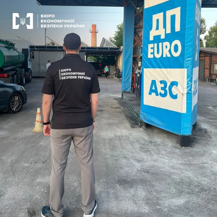 В Київській області викрили мережу АЗС де українцям замість пального заливали фальсифікат