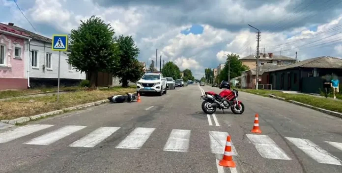 Пенсіонерка на мопеді збила байкера на Ducati