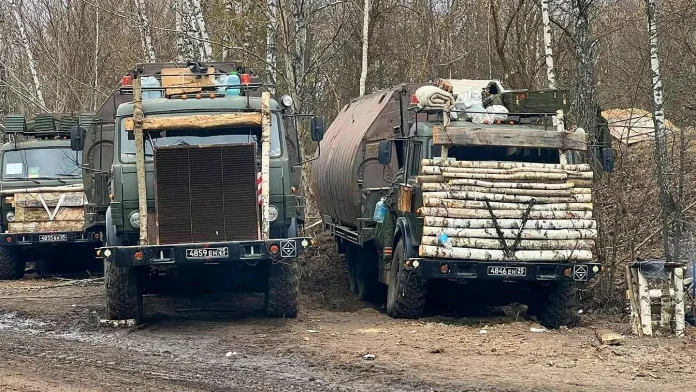 Росія продовжує захищати сучасну артилерію дерев'яними колодами