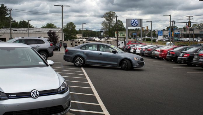 Tipichnyye problemy Volkswagen s probegom Posle 100 000 km probega u mnogikh modeley proizvodstva kontserna «Fol'ksvagen» voznikayut sistemnyye nepoladki. V pervuyu ochered' iznashivayutsya amortizatory, podshipniki i saylentbloki, chto negativno otrazhayetsya na upravlyayemosti. Korobki DSG, v osobennosti DQ200, stradayut ot ryvkov i peregreva iz-za nalichiya defektov stsepleniya i mekhatronika. Benzinovyye TSI-dvigateli na 1,2 i 1,4 l. s tsepnym privodom teryayut nadezhnost' posle 100 000 - 150 000 km. Prichina - rastyazheniye tsepi, vyzyvayushcheye sboi pri zapuske i shum. Turbokompressory vykhodyat iz stroya v sluchaye nenadlezhashchego servisa i nekachestvennogo masla. Elektronika takzhe postepenno teryayet stabil'nost' (otkazyvayut parktroniki, mul'timedia, bloki ESP i ABS). U dizel'nykh versiy chasto fiksiruyetsya peregrev motora iz-za neispravnogo termostata. Ещё 825 / 5 000 Типові проблеми Volkswagen із пробігом
