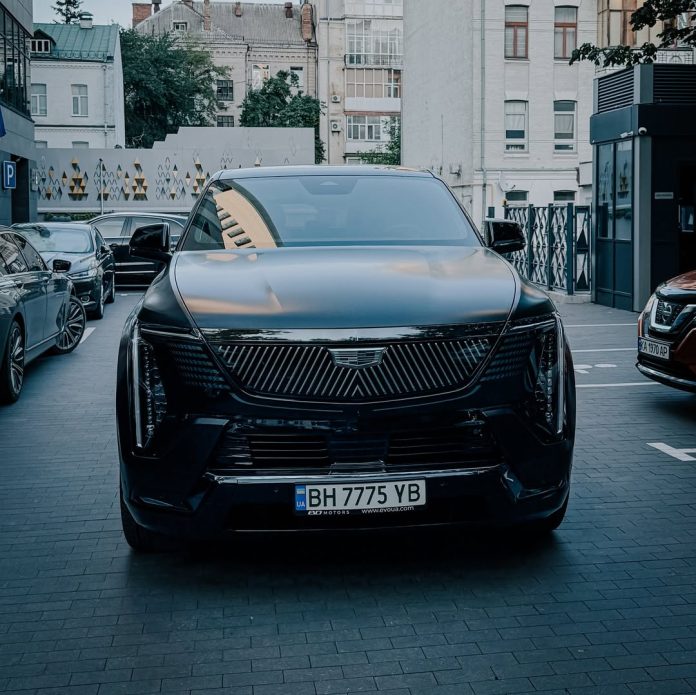 Cadillac Escalade IQ засвітився в Україні