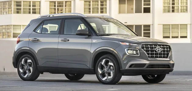 Найдешевші нові кросовери у 2025 році за версією Motor1 У сегменті нових авто у 2025 році домінують кросовери з бюджетною ціною. Експерти Motor1 назвали ТОП-10 моделей, які поєднують доступну вартість, прийнятний рівень оснащення та зручність експлуатації в умовах міста. Найбільш бюджетним виявився Hyundai Venue з цінником в районі $21 700. Услід йдуть Kia Soul і Chevrolet Trax вартістю не більше $22 000. Трохи дорожче обійдеться Nissan Kicks Play, за базовий варіант якого просять в середньому $22 910, а стандартна версія обходиться. В межах $25 500 доступні Chevrolet Trailblazer, Buick Envista та Mitsubishi Outlander Sport. Замикають десятку Toyota Corolla Cross за $25 585 та Hyundai Kona із середнім цінником у районі $26 045. Усі перелічені кросовери відносяться до компактного сегмента. Вони зручні у щільному міському трафіку, не вимагають великих витрат на паливо та надають достатній рівень комфорту під час повсякденної експлуатації.