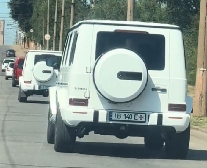 У МНС пояснили походження зафіксованих на фото «Гелендвагенів»