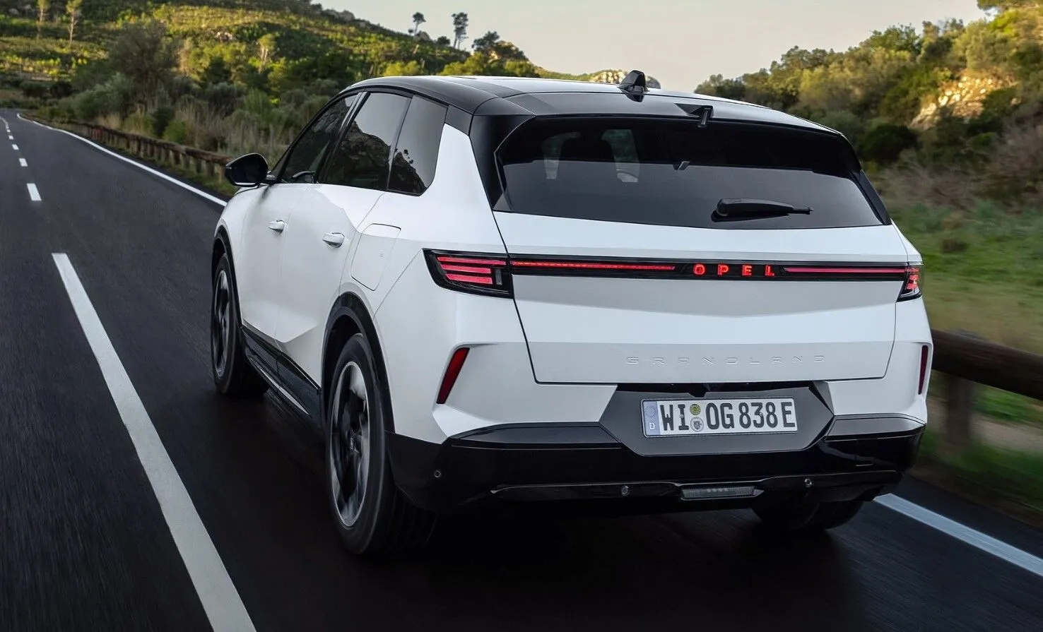 Opel Grandland 2025 представлений як конкурент Toyota RAV4