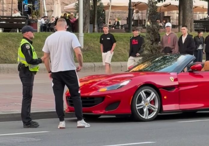 Ferrari без переднього номера: інцидент у столиці за участю поліції