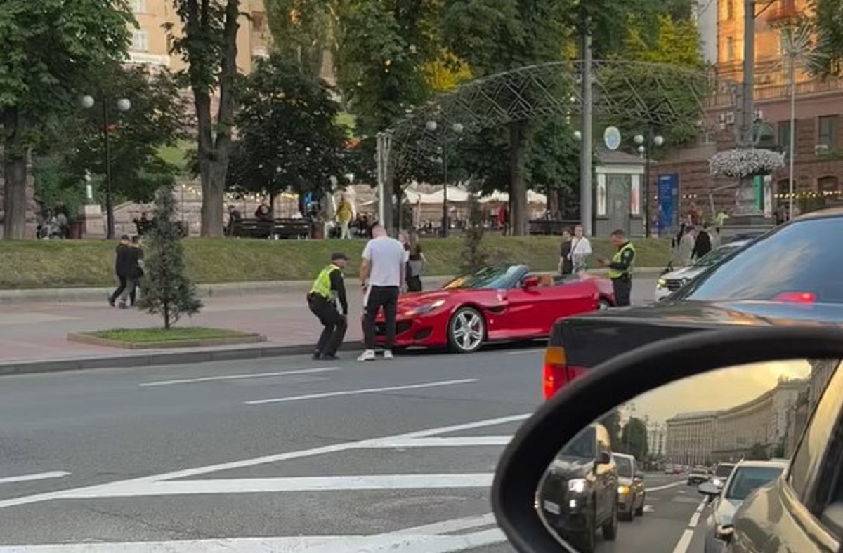 Ferrari без переднього номера: інцидент у столиці за участю поліції