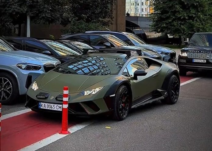 Рідкісний Lamborghini Sterrato засікли на вулицях Києва
