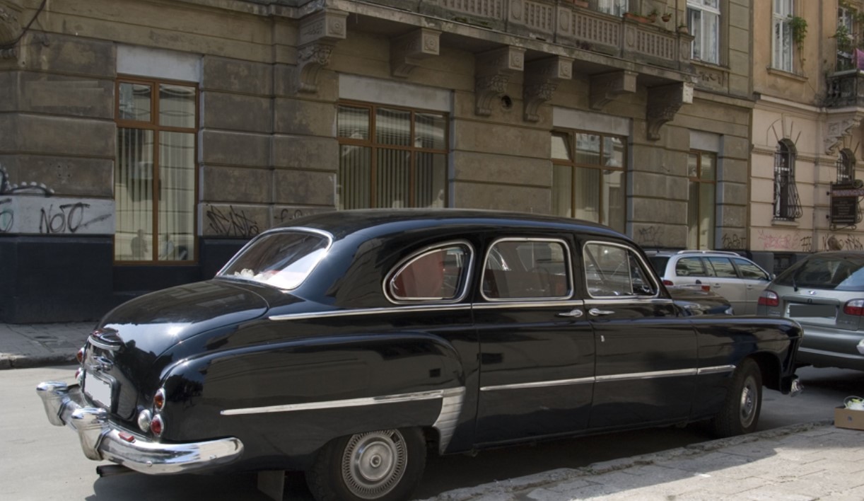«Шахеди» пошкодили рідкісне радянське авто 1940 років у Львові