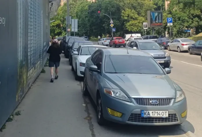 У Києві проведено операцію з евакуації автомобілів, що заважали пішоходам