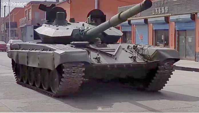 В китайському місті Баотоу, Внутрішня Монголія, помітили невідомий танк