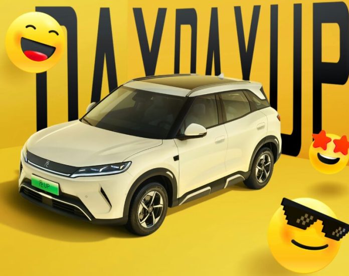 BYD здешевив електромобіль Yuan UP за рахунок відмови від системи допомоги водієві